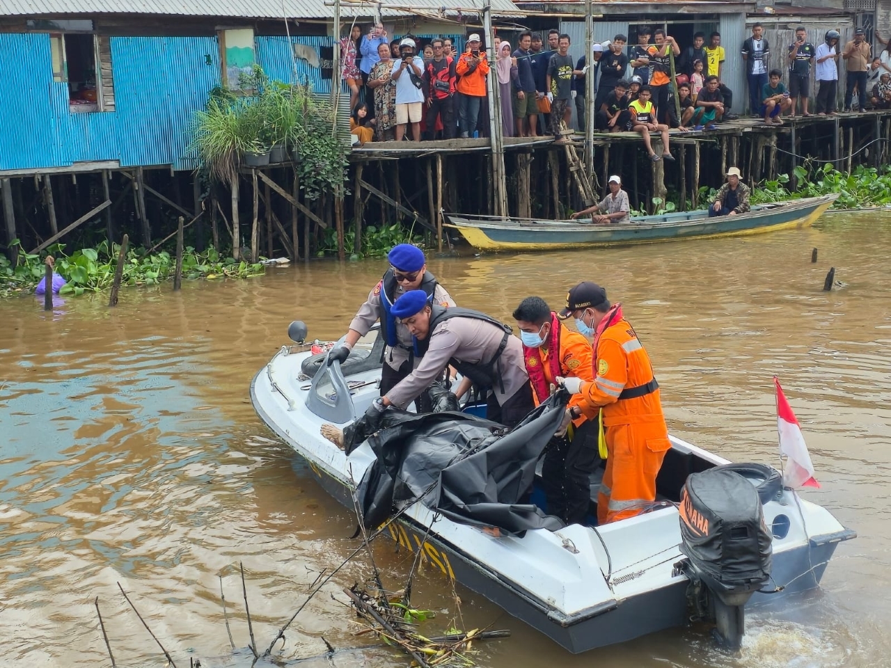 EVAKUASI: Jasad Mian (67) dievakuasi dari Sungai Martapura menuju kamar pemulsaraan jenazah RSUD Ulin Banjarmasin.