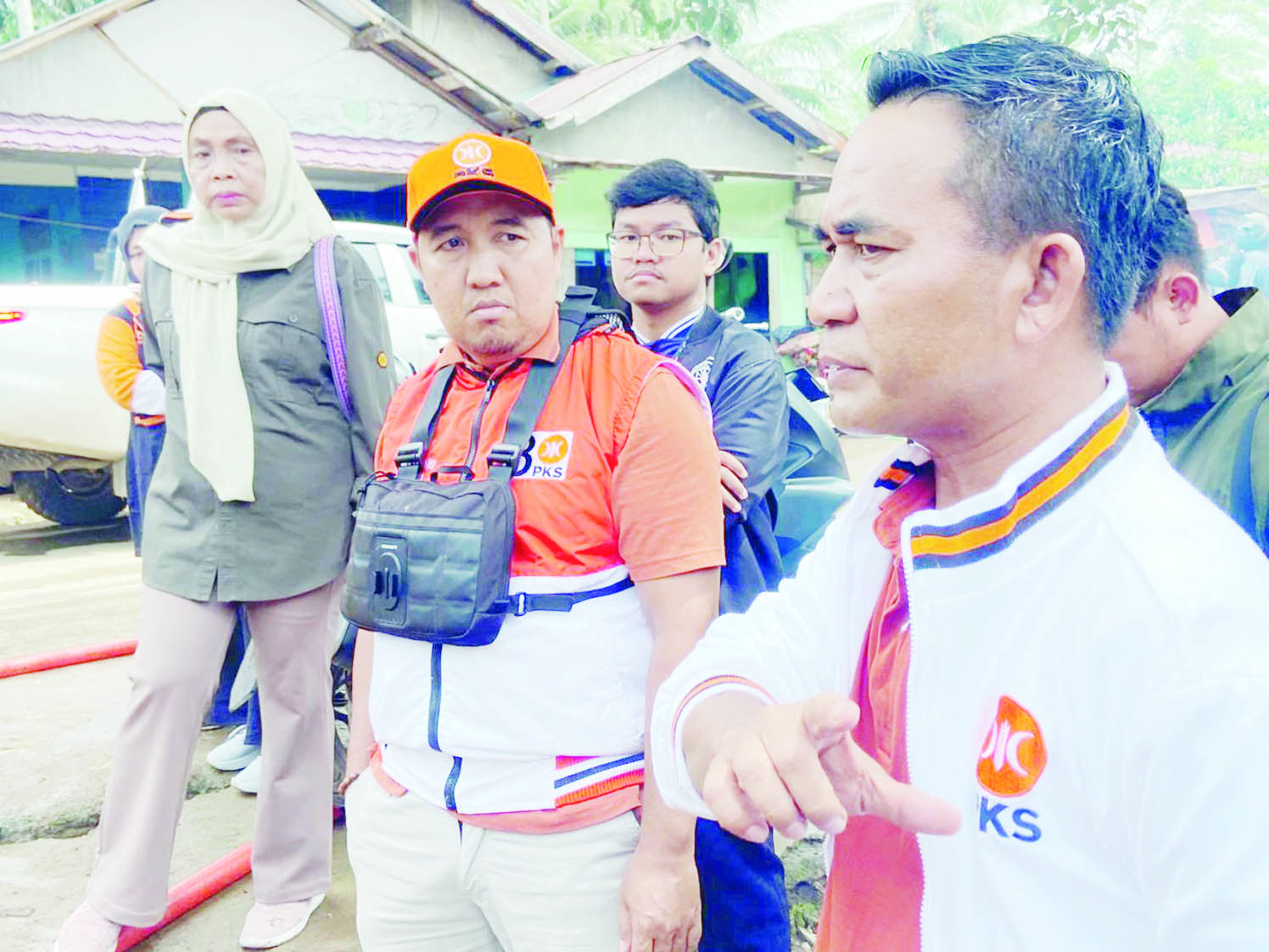 CARI SOLUSI: Ketua Komisi III DPRD Kabupaten Balangan Hafis Ansyari turun langsung ke lokasi untuk meninjau kondisi warga pascabanjir.