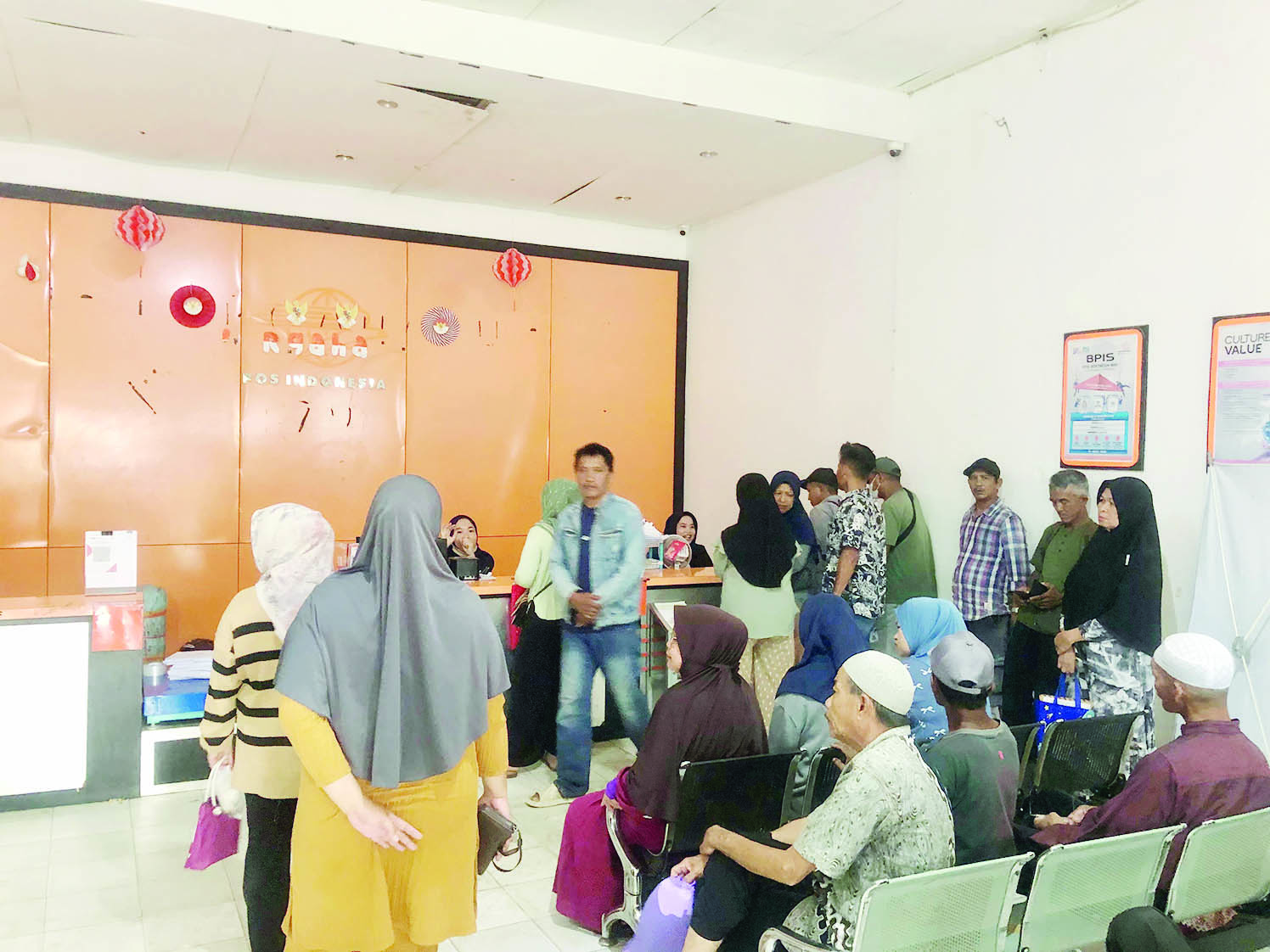 ANTRE: Demi mencairkan BLTS Kestra 2025, masyarakat Kotabaru rela antre di Kantor Pos depan Siring Laut Kotabaru.