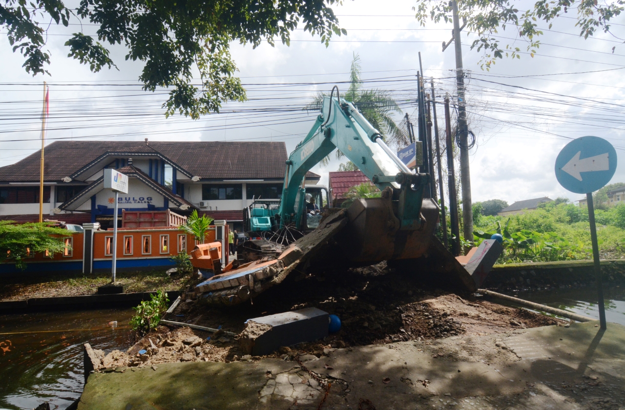 BONGKAR: Pemko Banjarmasin membongkar jembatan yang menyumbat sungai di Jalan Ahmad Yani km 6 setelah dilanda banjir besar pada Januari 2021.