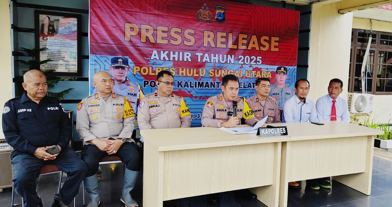 CAPAIAN: Kapolres HSU AKBP Agus Nuryanto SIK, bersama jajaran memimpin press release akhir tahun di halaman Polres HSU, Rabu (31/12/2025).