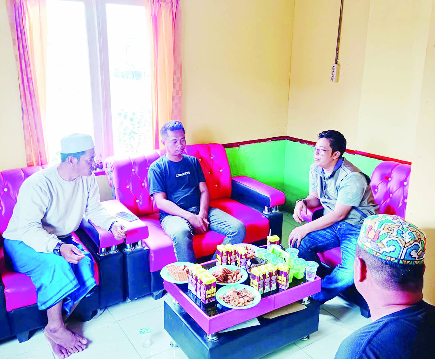 DISKUSI: Rahmad ( Rompi)&nbsp; Anggota DPRD Kotabaru sedang berdiskusi dengan masyarakat untuk dijadikan bahannya di DPRD Kotabaru.  Foto: Rahmad untuk Radar Banjarmasin.&nbsp;