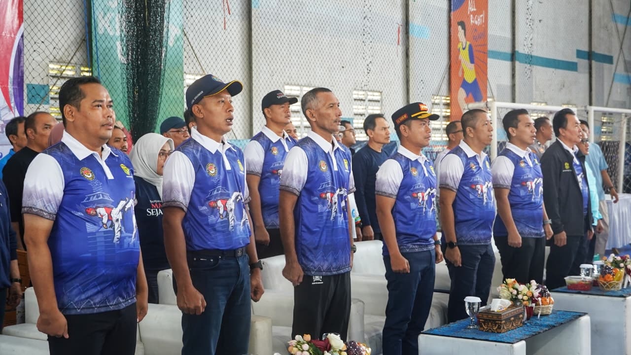 BERDIRI: Kepala Dispora Kota Banjarmasin Ibnu Sabil (belakang) mendampingi Wali Kota Banjarmasin saat menghadiri kegiatan olahraga.