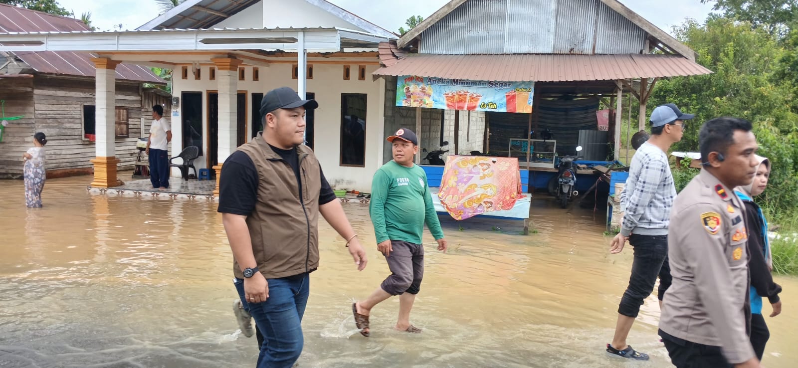 MENINJAU: Ketua DPRD Kota Banjarbaru Gusti Rizky Sukma Iskandar Putera meninjau langsung lokasi banjir.