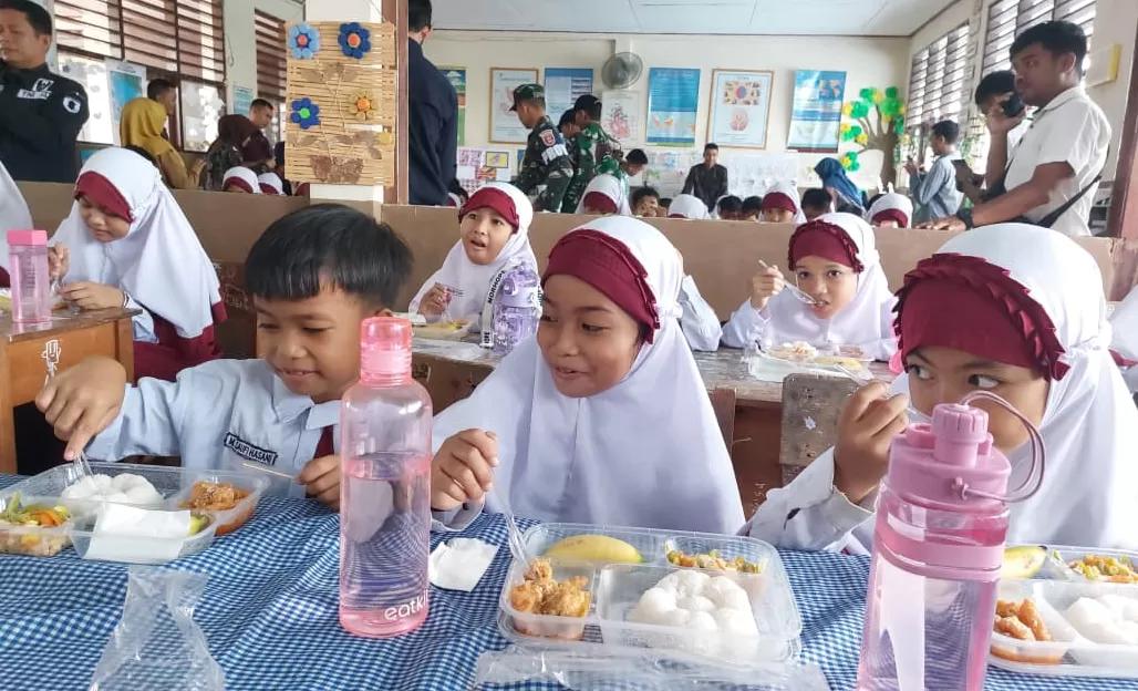 MAKAN GRATIS: Siswa saat menikmati MBG di Banjarmasin.&nbsp;