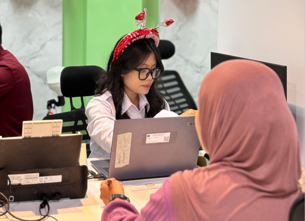 BIKIN PASPOR: Petugas Imigrasi Kelas II TPI Batulicin saat melayani warga dalam proses pembuatan paspor di kantor imigrasi setempat.