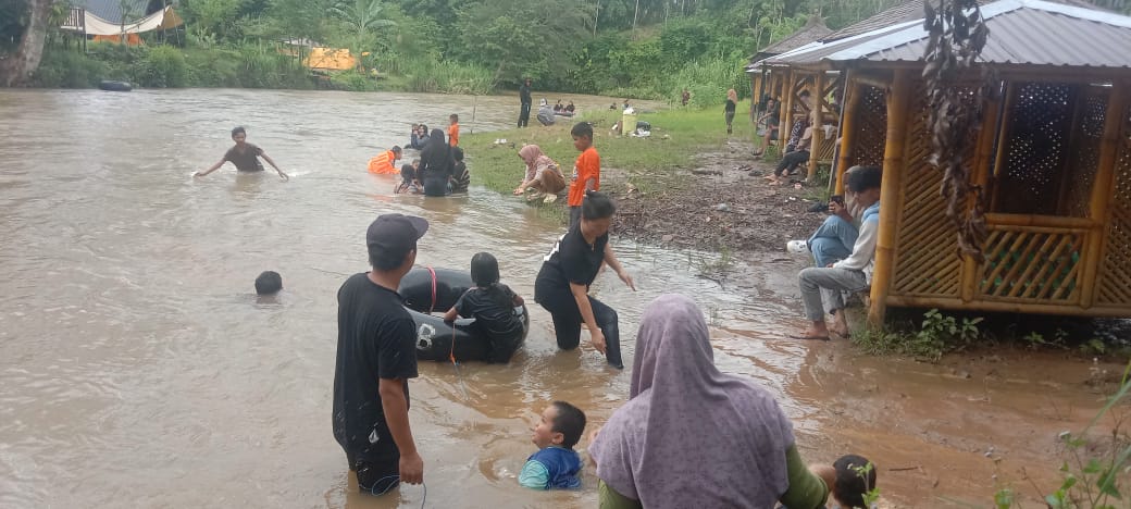 TURUN PENGUNJUNG: Faktor cuaca menyebabkan pengunjung wisata air sirang pitu di Desa Miawa Kecamatan Piani turun.