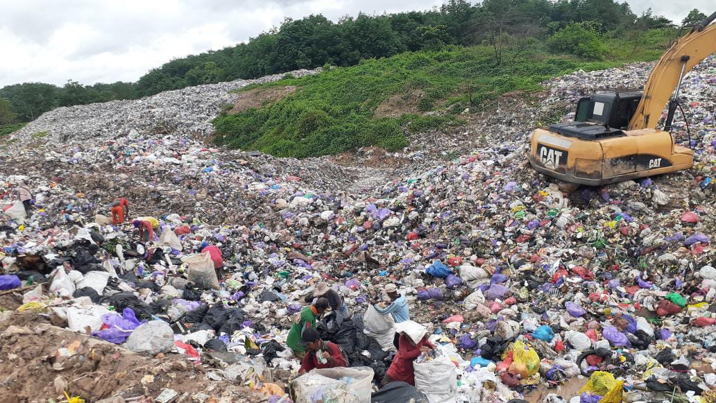 ILUSTRASI: Tumpukan sampah di TPA regional.
