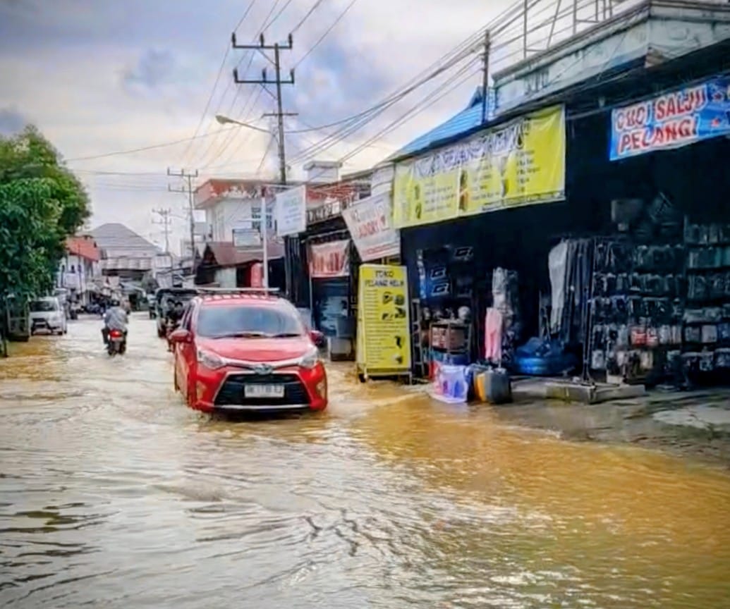 TERENDAM:Jalan Lambung Mangkurat, Desa Palampitan, Amuntai, Kabupaten HSU terendam air luapan Sungai Negara, aktivitas arus lalu lintas terganggu, Kamis (1/1/2026).