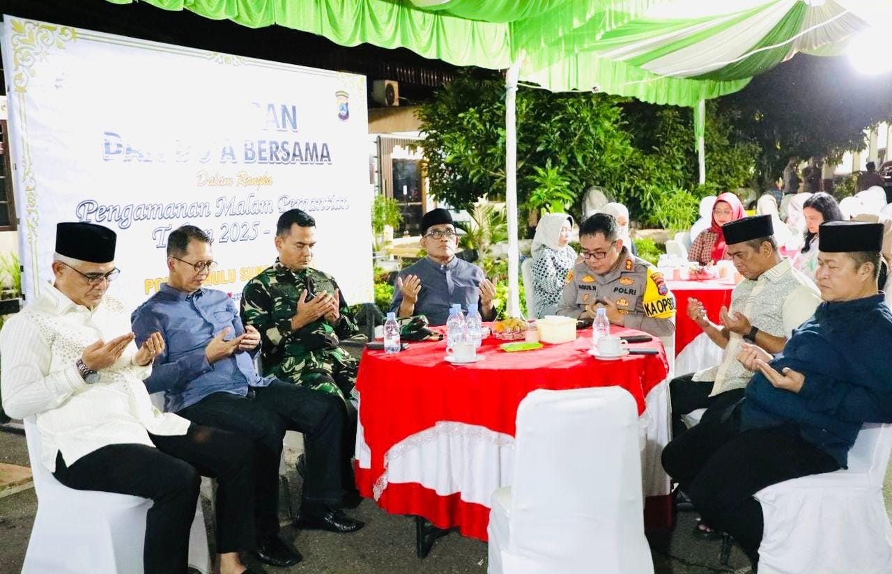 MOMEN:Bupati dan Wakil Bupati HSU, H Sahrujani dan Hero Setiawan hadir di Polres HSU mengikuti doa bersama dan pengamanan malam tahun baru di Kota Amuntai, Rabu (31/12/2025).