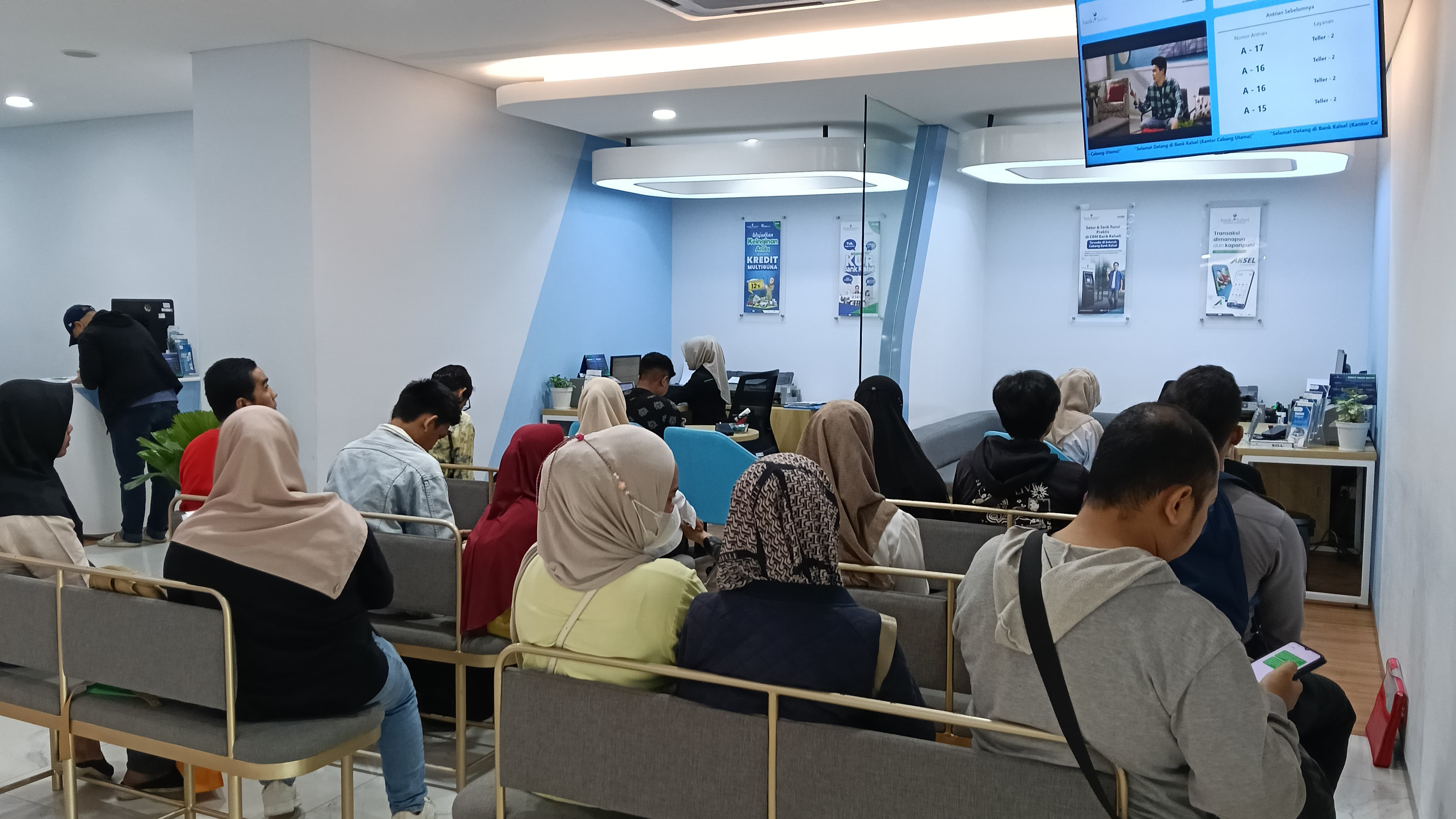 NORMAL:Suasana kegiatan transaksi di Bank Kalsel.