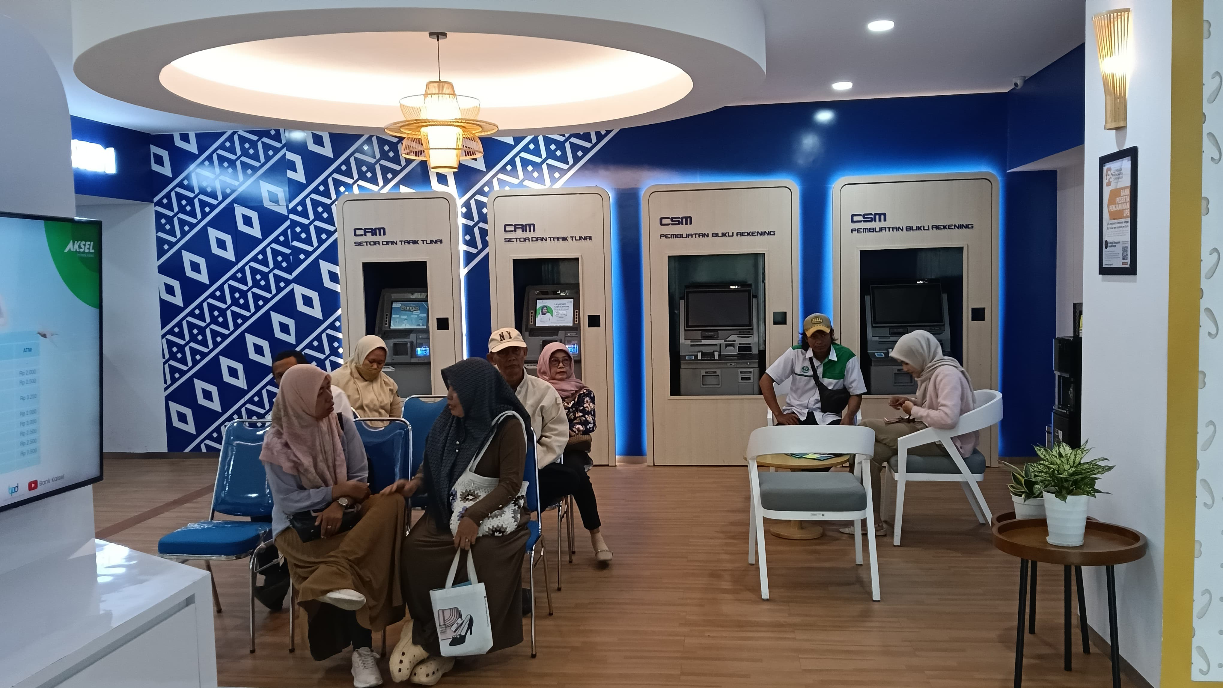 PERKUAT:Suasana salah satu BPD di Kalsel yang terus diperkuat OJK untuk memperkuat Industri Perbankan.