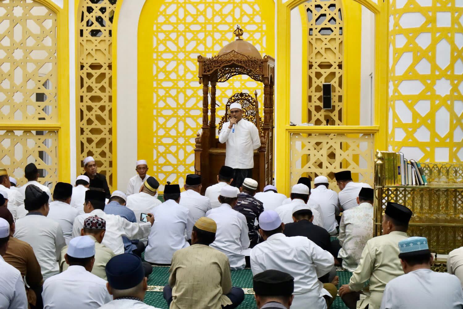 SAMBUTAN:Mewakili Bupati, Wabup Kotabaru, Syairi Mukhlis memberikan sambutan refleksi akhir tahun sebelum doa bersama di Masjid Siring Laut Kotabaru, Rabu (31/12/2025).Foto:Diskominfo Kotabaru.