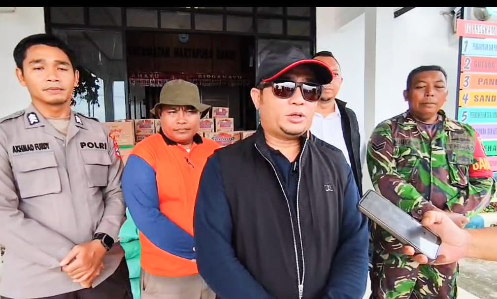 PEDULI:Direktur PT Bangun Banua, Afrizaldi menyalurkan bantuan dari Pemprov Kalsel untuk korban banjir di Kecamatan Martapura Barat dan Martapura Timur, Rabu (31/12/2025).