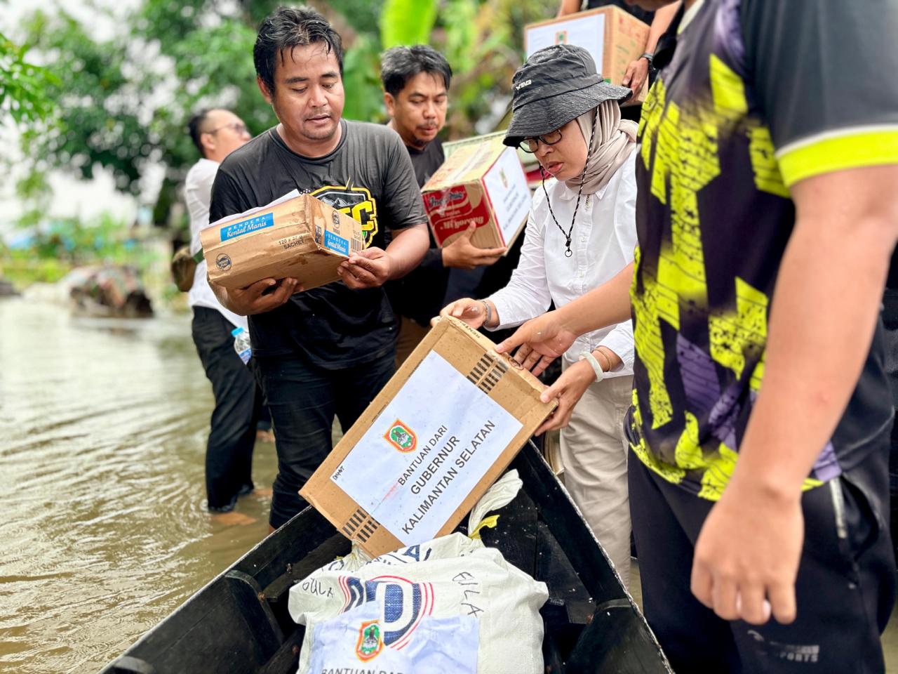 PEDULI: Gubernur Kalsel, H Muhidin menginstruksikan agar SKPD Pemprov Kalsel menyalurkan bantuan kepada korban banjir.