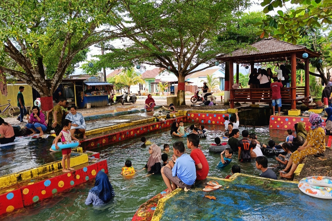 RAMAI: Kolam renang gratis di Lambung Mangkurat Regency Banjarbaru meningkat selama libur panjang sekolah.