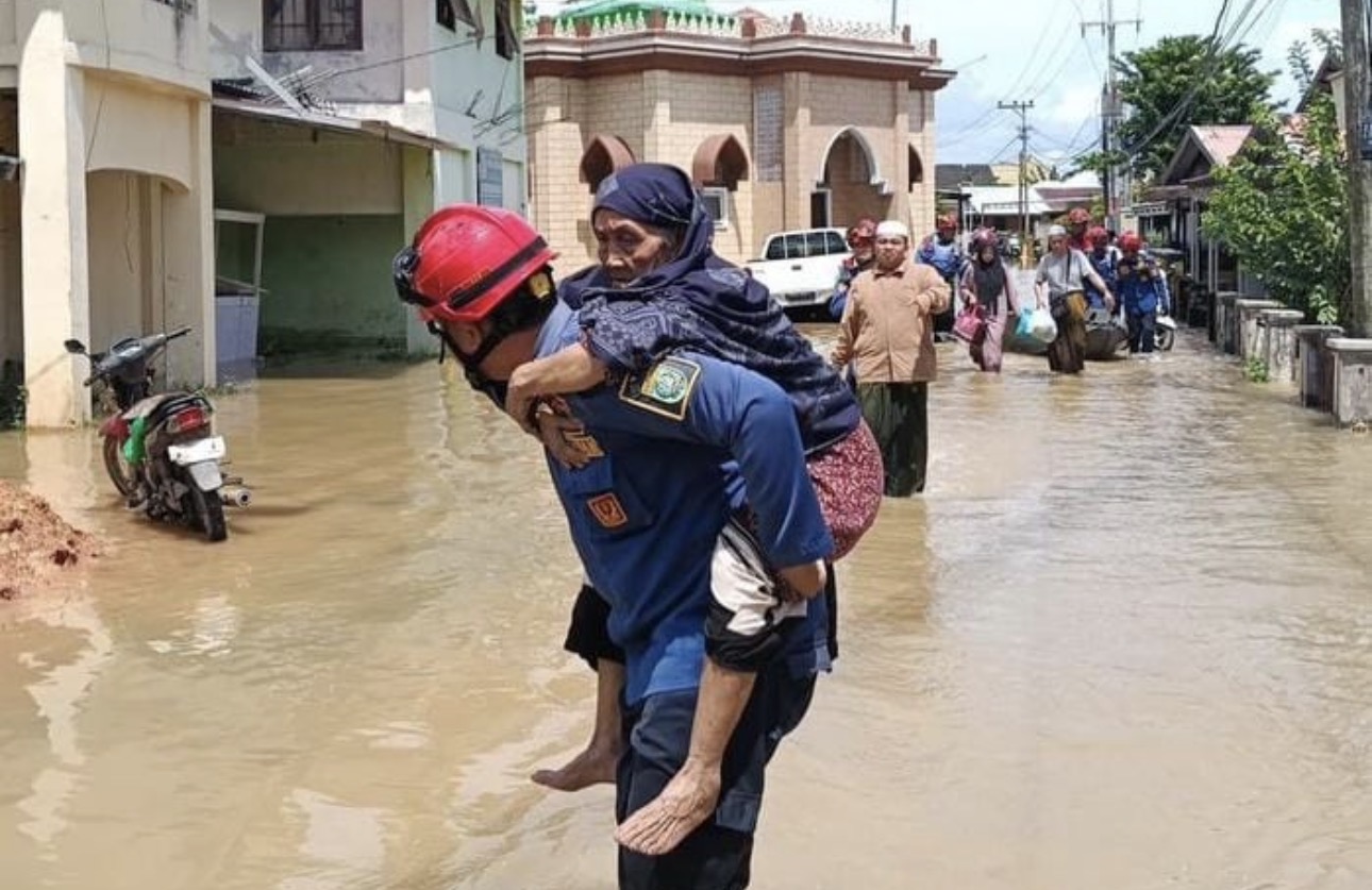 Petugas DPKP Kabupaten Banjar mengevakuasi Lansia yang terjebak banjir di Desa Dala Pagar Ilit, Martapura Timur, Selasa (30/12).