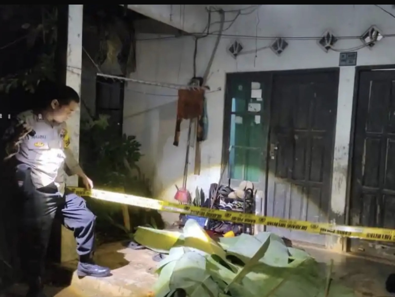 Personil Polsek Bati-Bati melakukan olah TKP di lokasi pembunuhan di Desa Bantok Darat, Bati-Bati