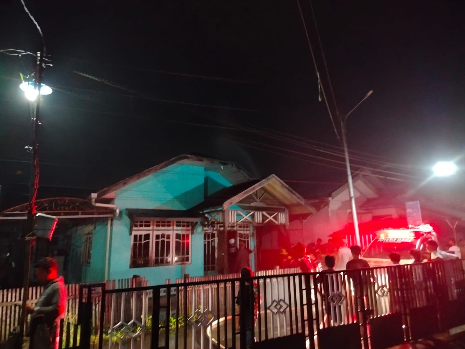 NYARIS: Relawan damkar mencoba menyiram dan mengecek sudut rumah kontrakan karyawan tersebut.