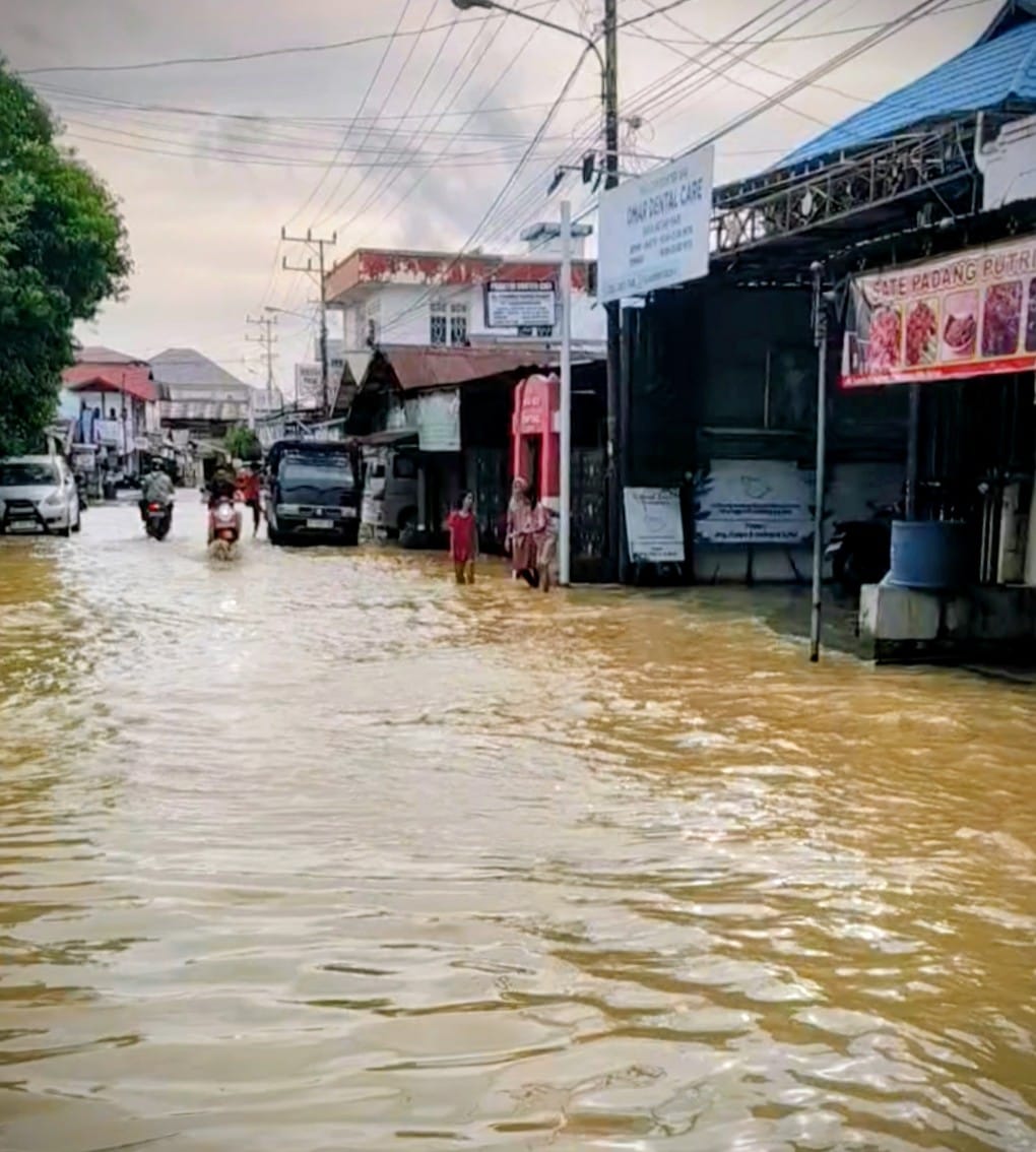 TERENDAM: Jalan Lambung Mangkurat Desa Palampitan Kota Amuntai, Kabupaten HSU terendam air luapan Sungai Negara, aktivitas arus lalu lintas terganggu.
