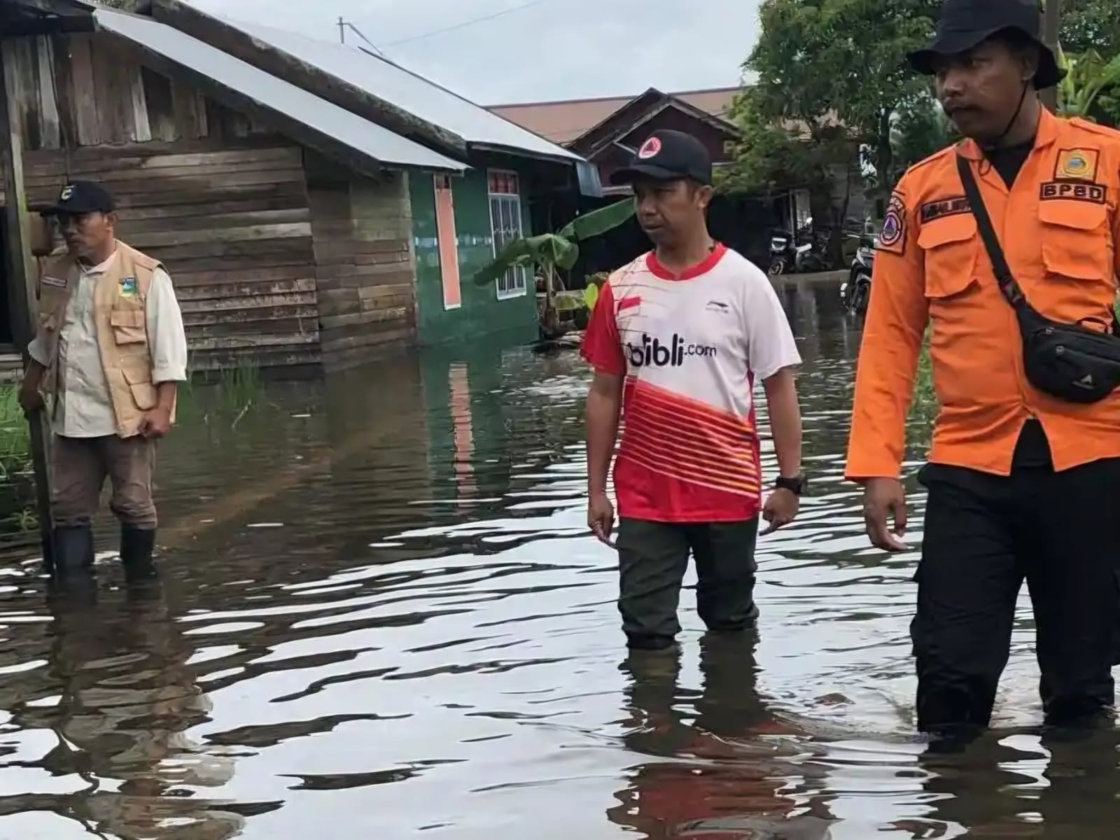 CEK BANJIR: Kalak BPBD Tala Aspi Setia Rahman bersama Camat Kurau Fajar Suryadi mengecek wilayah terendam di Kecamatan Kurau.