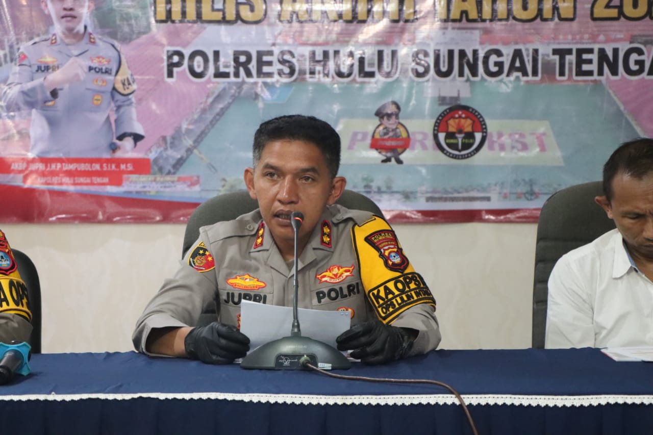 BICARA: Kapolres HST AKBP Jupri JHP Tampubolon meluruskan kabar perkelahian di HST.