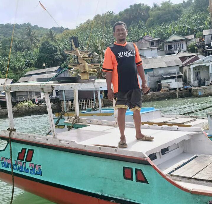 BERDIRI: Taufik Hidayat (40) nelayan Pulau Sembilan Kotabaru akhirnya ditemukan setelah sempat terombang ambing dua hari di lautan.
