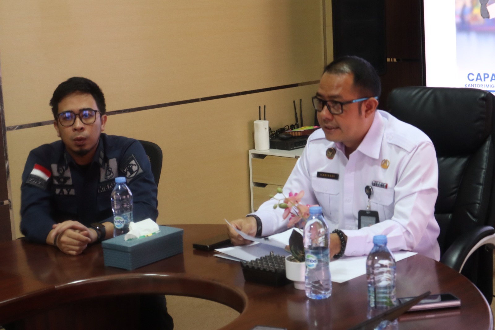 EKSPOSE KINERJA: Kepala Kantor Imigrasi Kelas III Non TPI Balangan, Muhammad Hariyadi menyampaikan keterangan terkait pendeportasian warga Korea Selatan di tahun 2025.