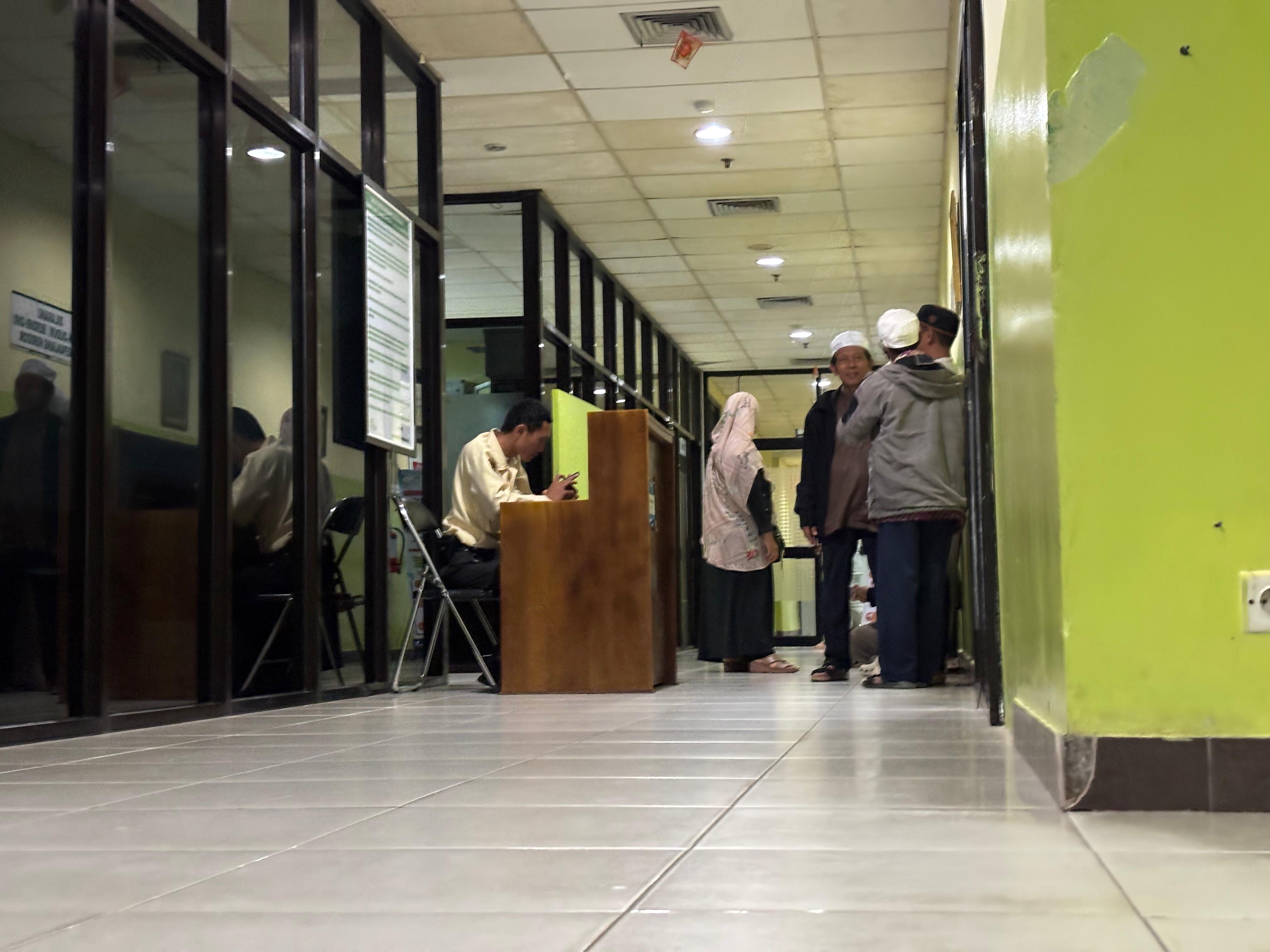 MENUNGGU: Suasana di depan ruang ICU RSUD Ulin Banjarmasin tempat KH Husin Naparin masih dirawat intensif.