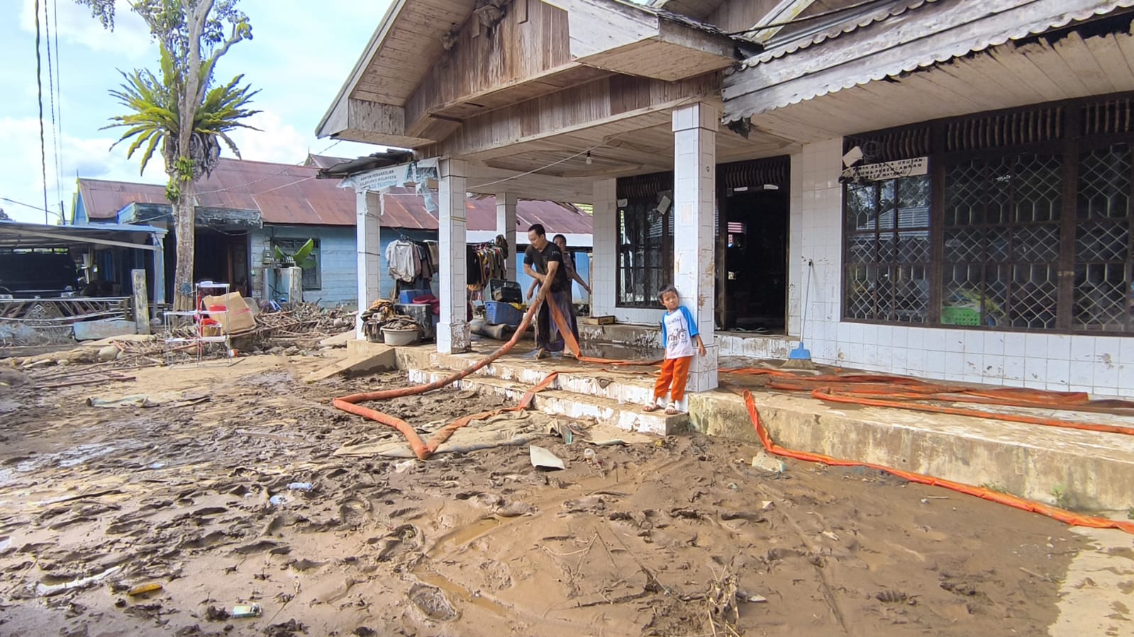PERLU PEMBERSIHAN: Rumah warga di Kabupaten Balangan yang terdampak banjir masih memerlukan pembersihan pascabanjir, Kamis (1/1/2026).