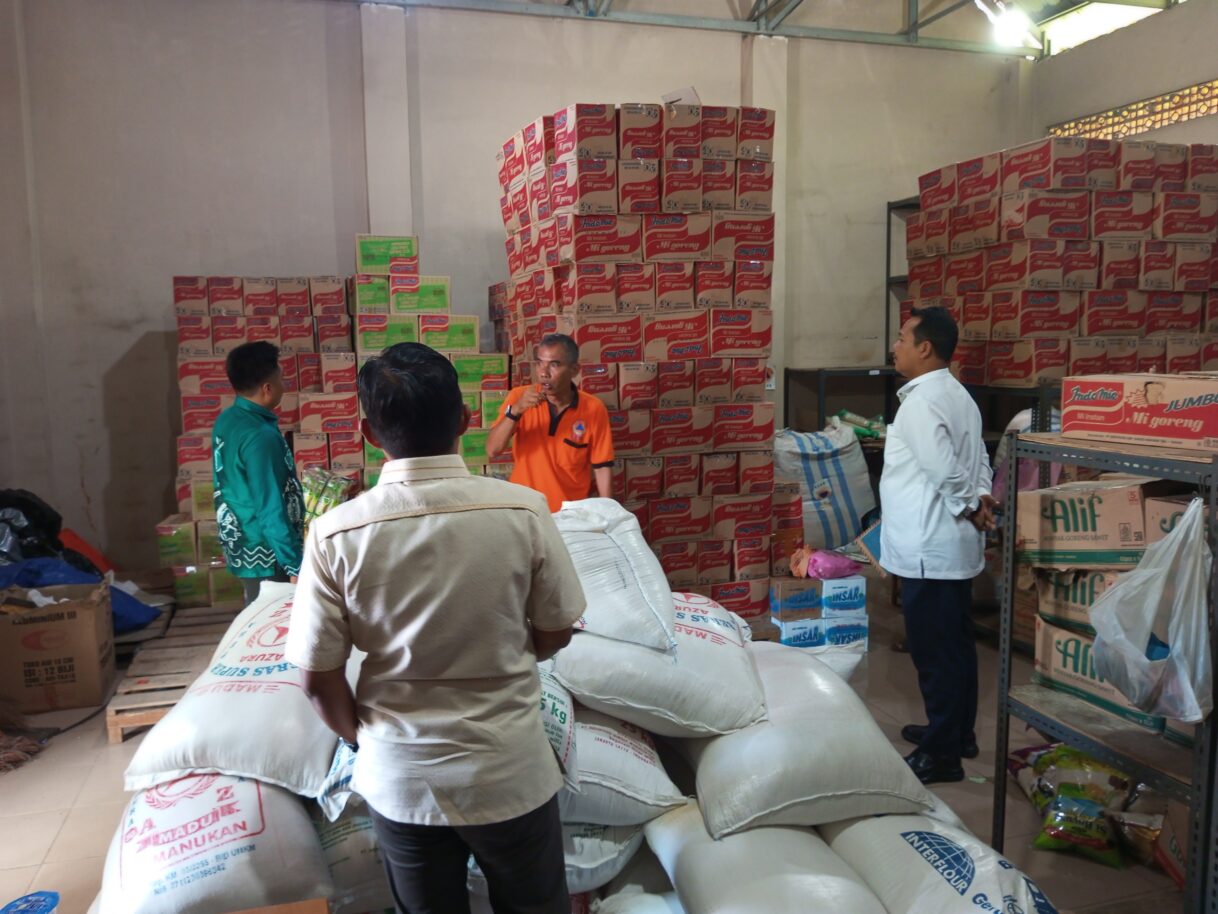 SIDAK: Ketua Komisi I DPRD Kabupaten Banjar saat melakukan inspeksi mendadak ke gudang logistik BPBD Banjar, Jumat (2/1/2026).