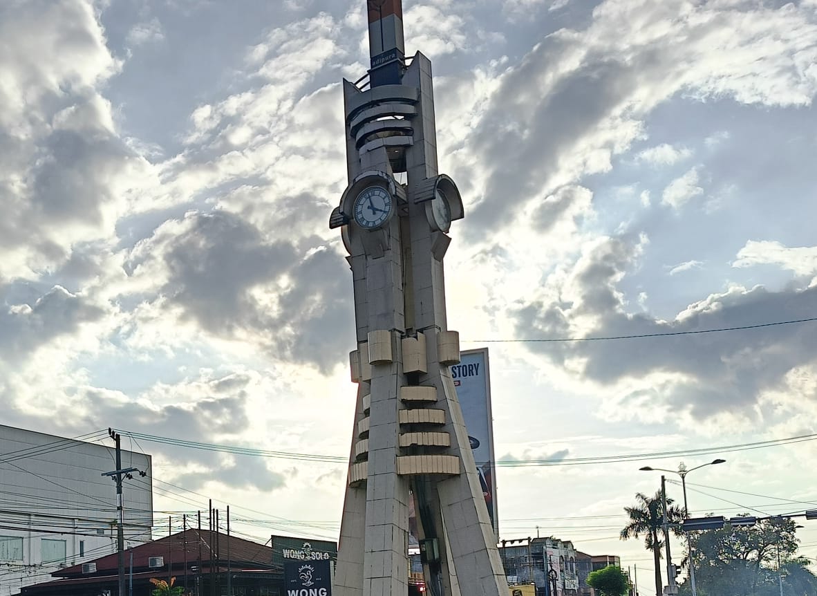 DROP: Jam di Tugu Adipura Banjarbaru yang sempat mati karena aki drop.