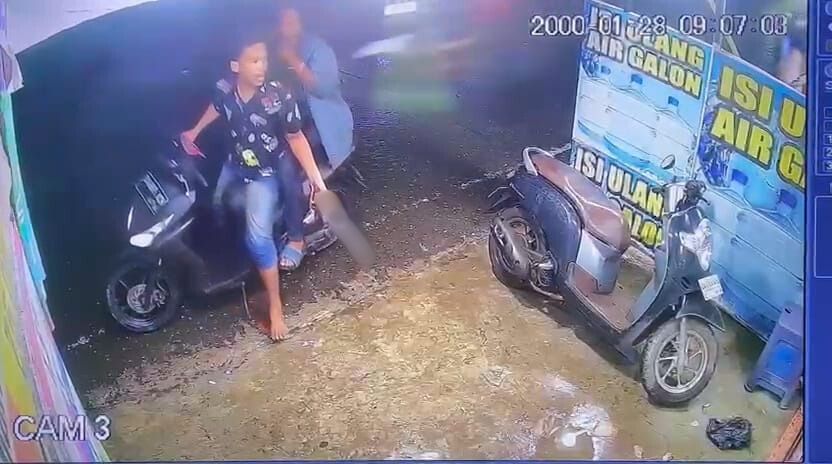 PREMANISME: Dua pria terekam CCTV toko diduga melakukan pengancaman.