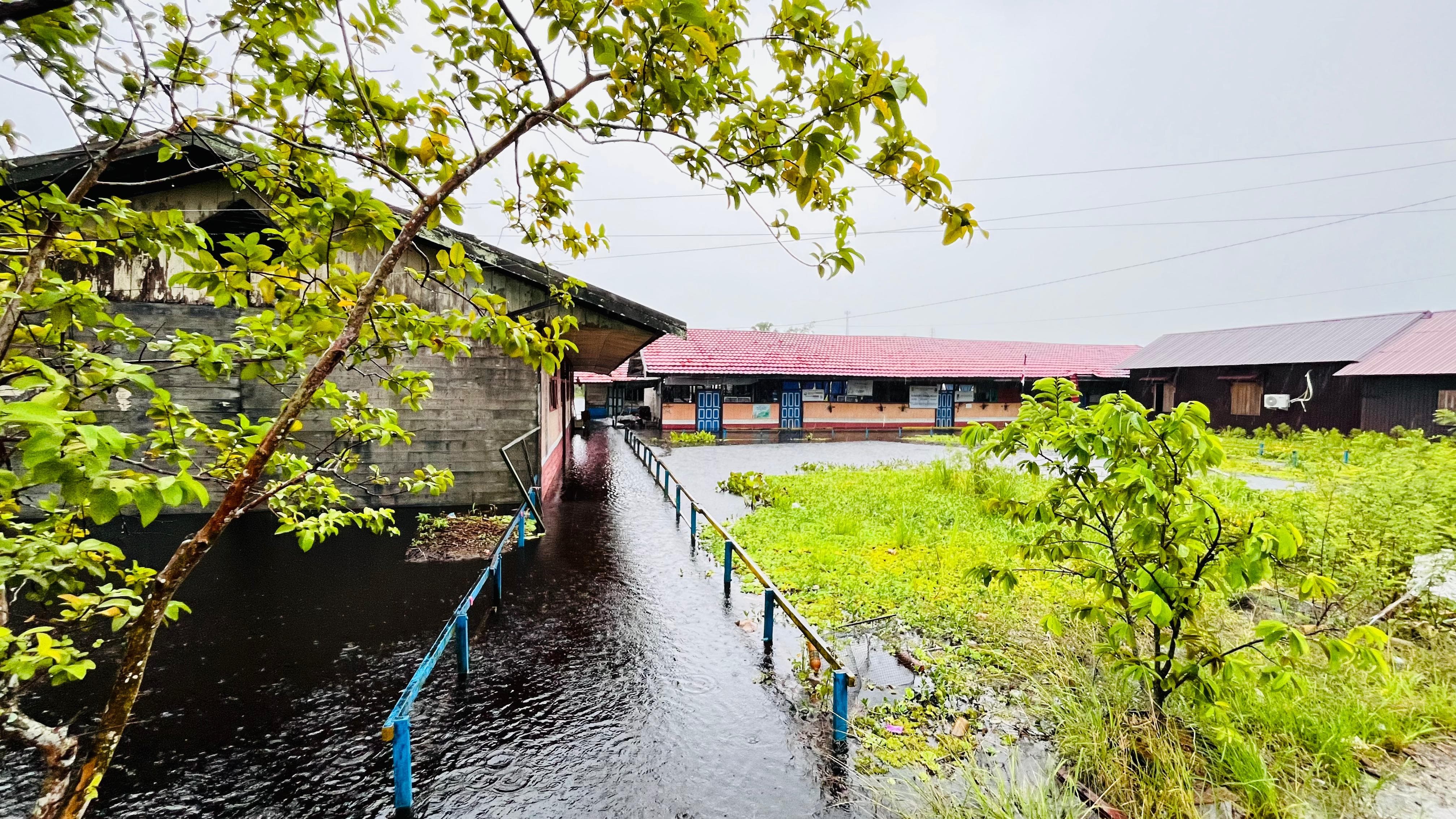 BANJIR: Bangunan sekolah di Desa Sungai Buluh terendam banjir hampir tiga pekan.
