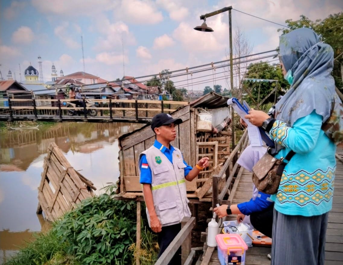 KUALITAS: Pengukuran Indeks Kualitas Air di Kabupaten HSU oleh Dinas Perkim-LH.