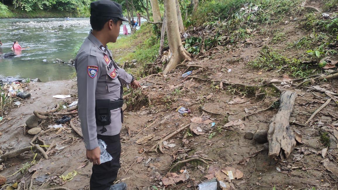 TKP: Petugas kepolisian melakukan olah tempat kejadian perkara (TKP) di lokasi Sungai Alut, Kecamatan Mantewe.