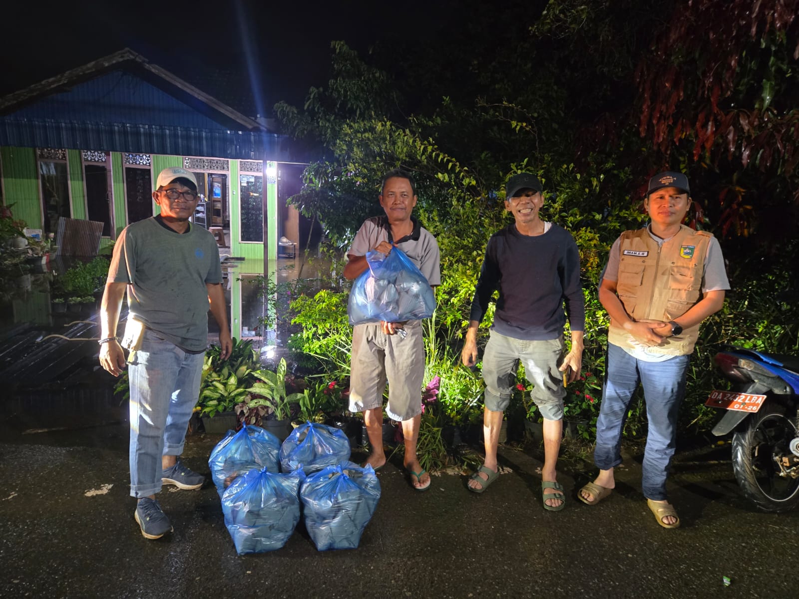 BAGIKAN: Kepala Dinsos Tanah Laut (Tala) Eko Trianto bersama Camat Bumi Makmur Imam Era Wahyudi menyerahkan makanan siap saji kepada warga terdampak banjir di Kecamatan Bumi Makmur.