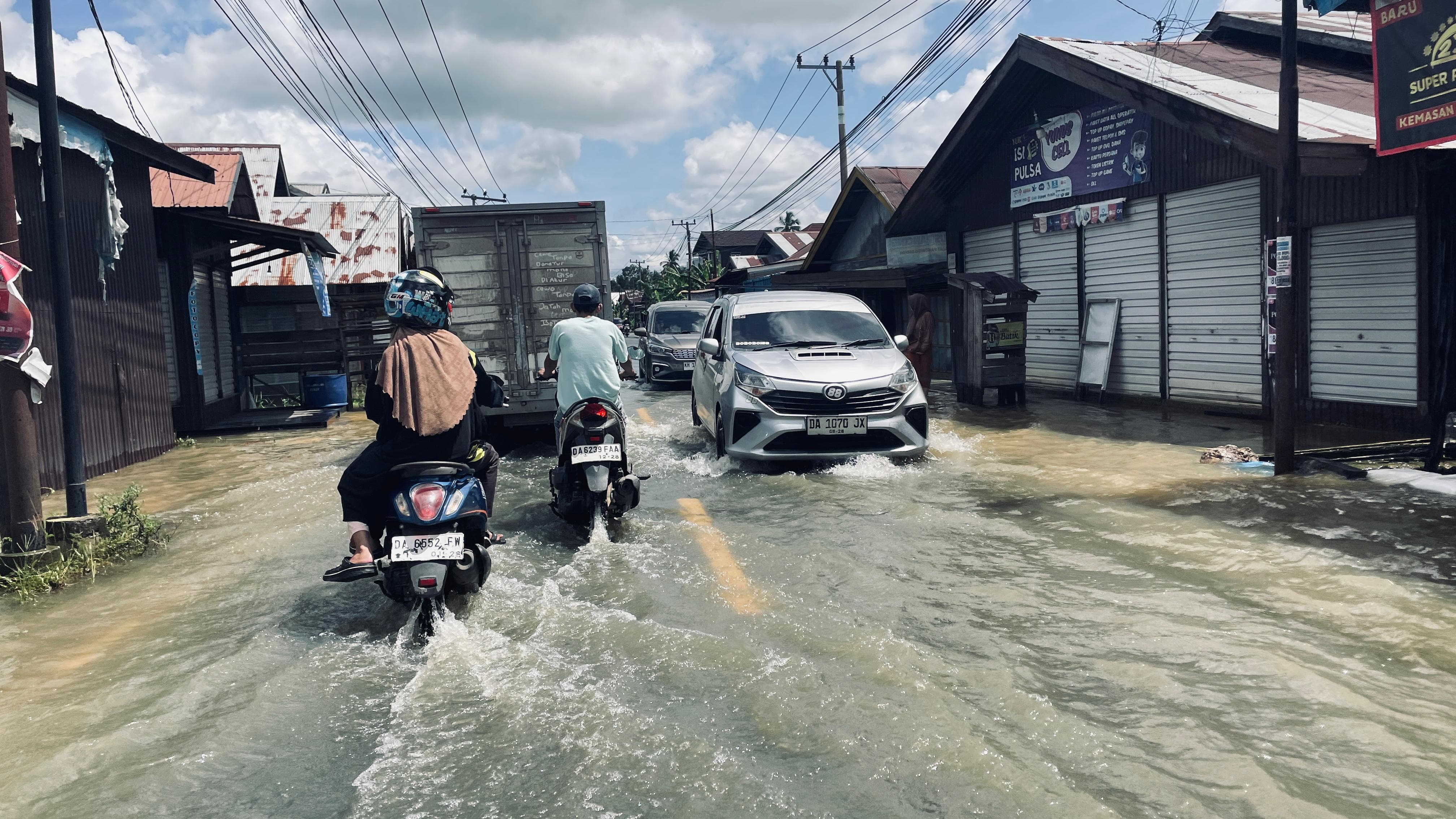 MUSIBAH: Suasana Jalan Brigjen Hasan Basri, merupakan jalan trans kalimantan, yang terendam air luapan Sungai Balangan dan Negara di Kabupaten Hulu Sungai Utara. (Foto: M.Akbar/Radar Banjarmasin)