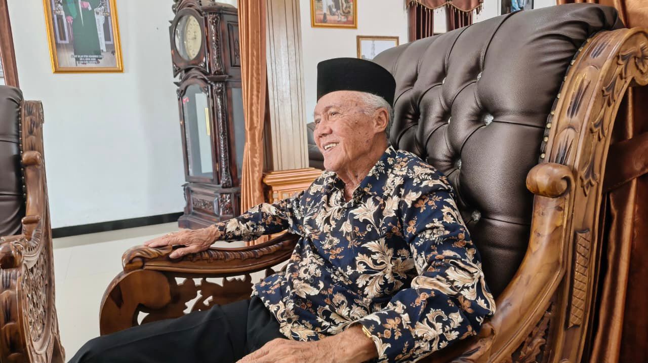 Basaludin Salem saat diwawancarai di kediamannya di Desa Teluk Kepayang, Kecamatan Teluk Kepayang, Tanah Bumbu. (Foto: Zulqarnain/Radar Banjarmasin)