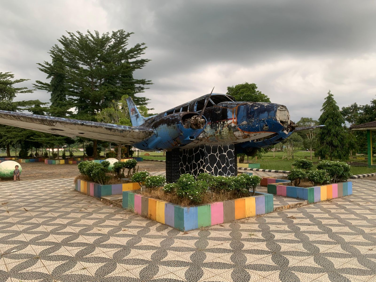 RANGKA: Pesawat milik PT Valgosons Indonesia, perusahaan kayu asal Filipina, menjadi monumen di Lapangan Tamara, Kecamatan Teluk Kepayang. (Foto: Zulqarnain/Radar Banjarmasin)