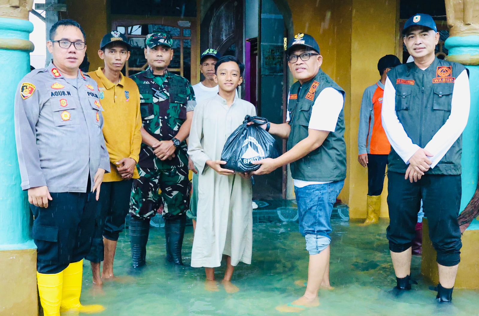 MOMEN:Bupati dan Wakil Bupati HSU, H Sahrujani dan Hero Setiawan, serta unsur terkait menyalurkan ribuan paket bantuan ke sejumlah titik terdampak banjir, Rabu (1/1/2026).