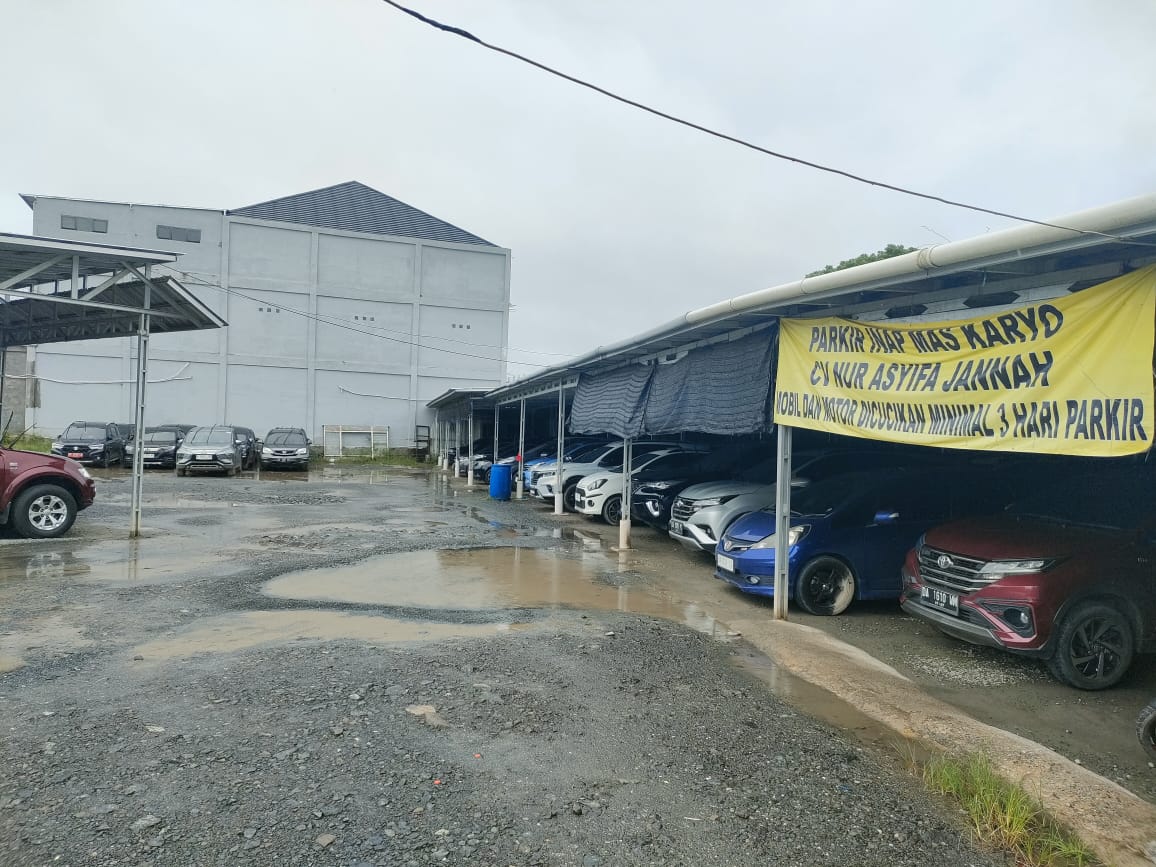 PENUH:Suasana parkir inap Mas Karyo kawasan Bandara Syamsudin Noor Banjarbaru.