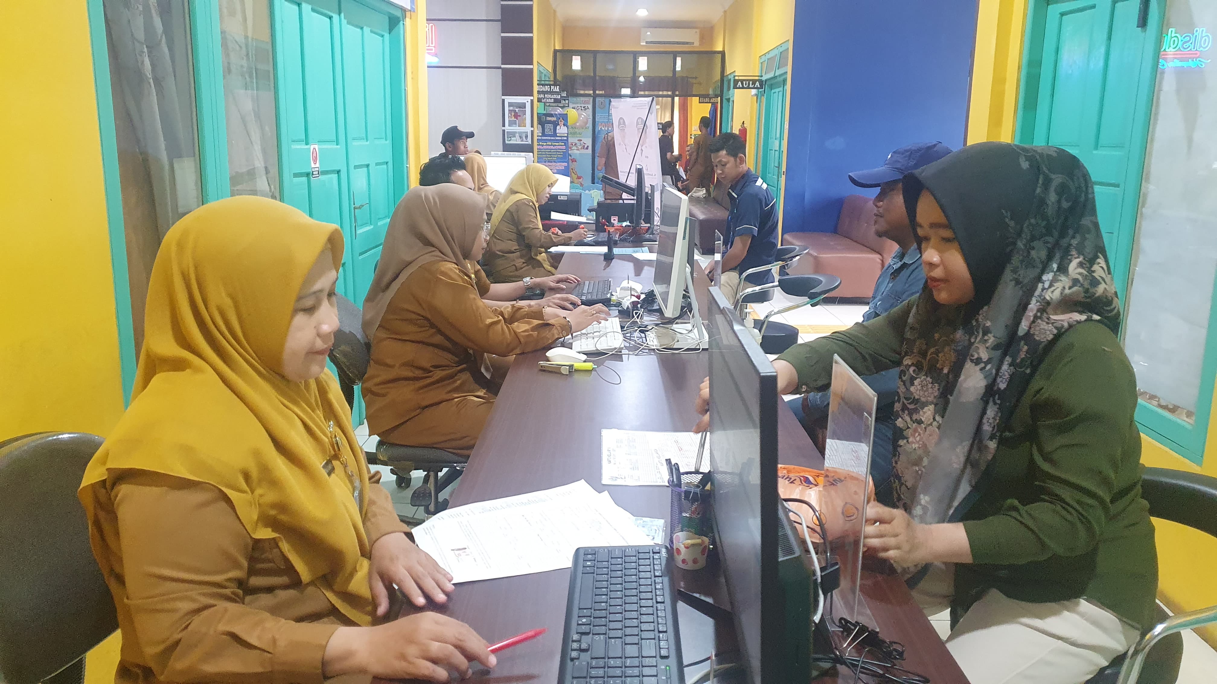 KEPENDUDUKAN:Pelayanan kependudukan dan pencatatan sipil di Kantor Disdukcapil Kabupaten HSU.Foto:M Akbar/Radar Banjarmasin.