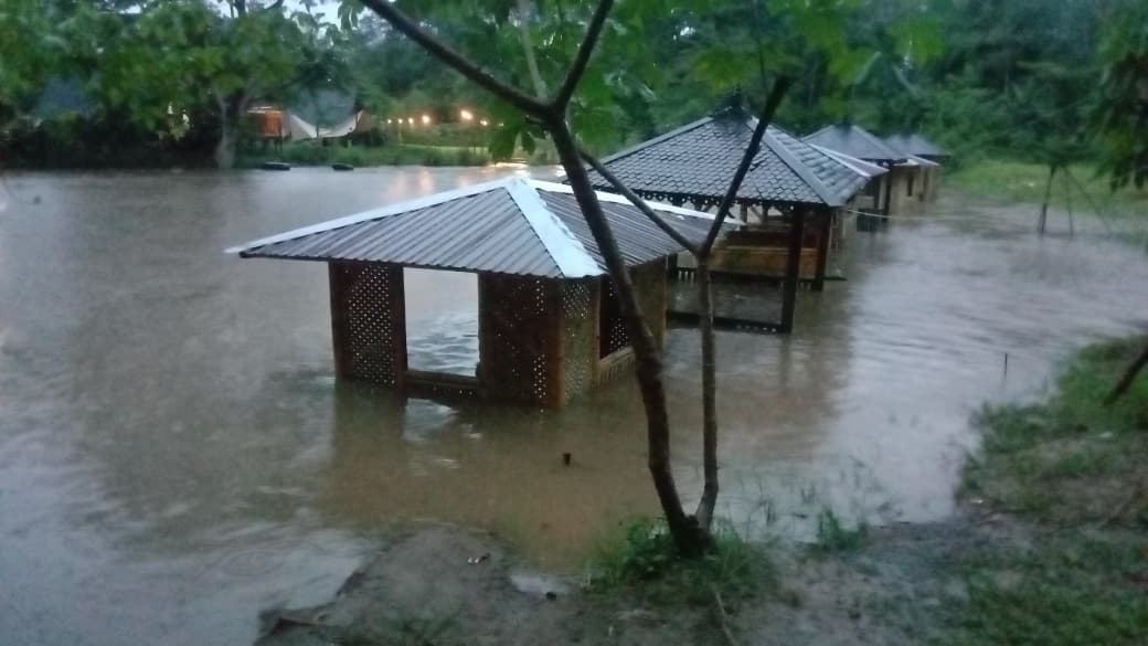 SEMPAT NAIK: Gazebo yang dibuat oleh Pemerintah Desa sempat terendam. Namun sekarang kondisi Wisata Air Sirang Pitu di Tapin sudah normal.
