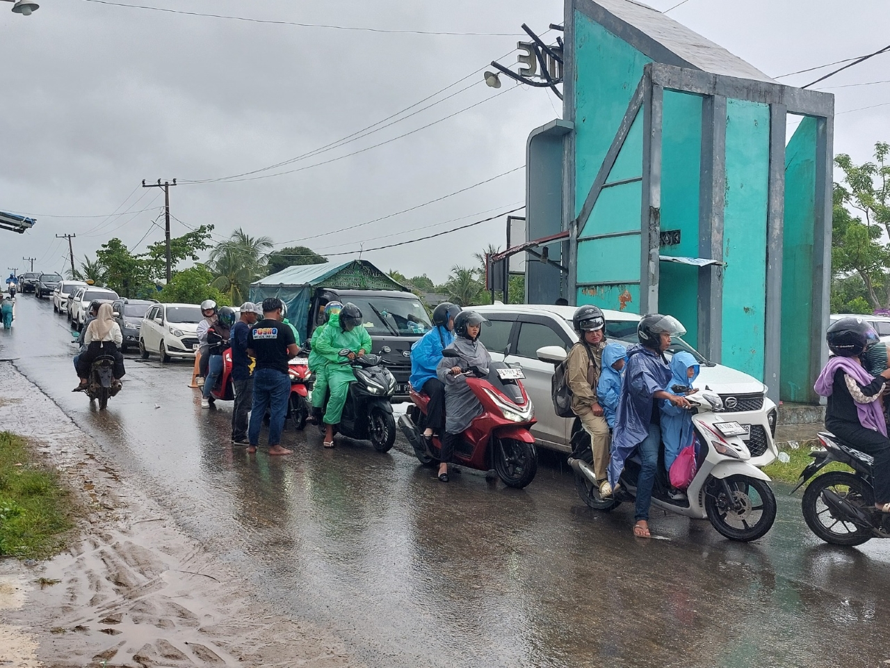 MENGULAR: Pintu masuk objek wisata Pantai Batakan, Tanah Laut dipadati pengunjung, meski turun hujan.