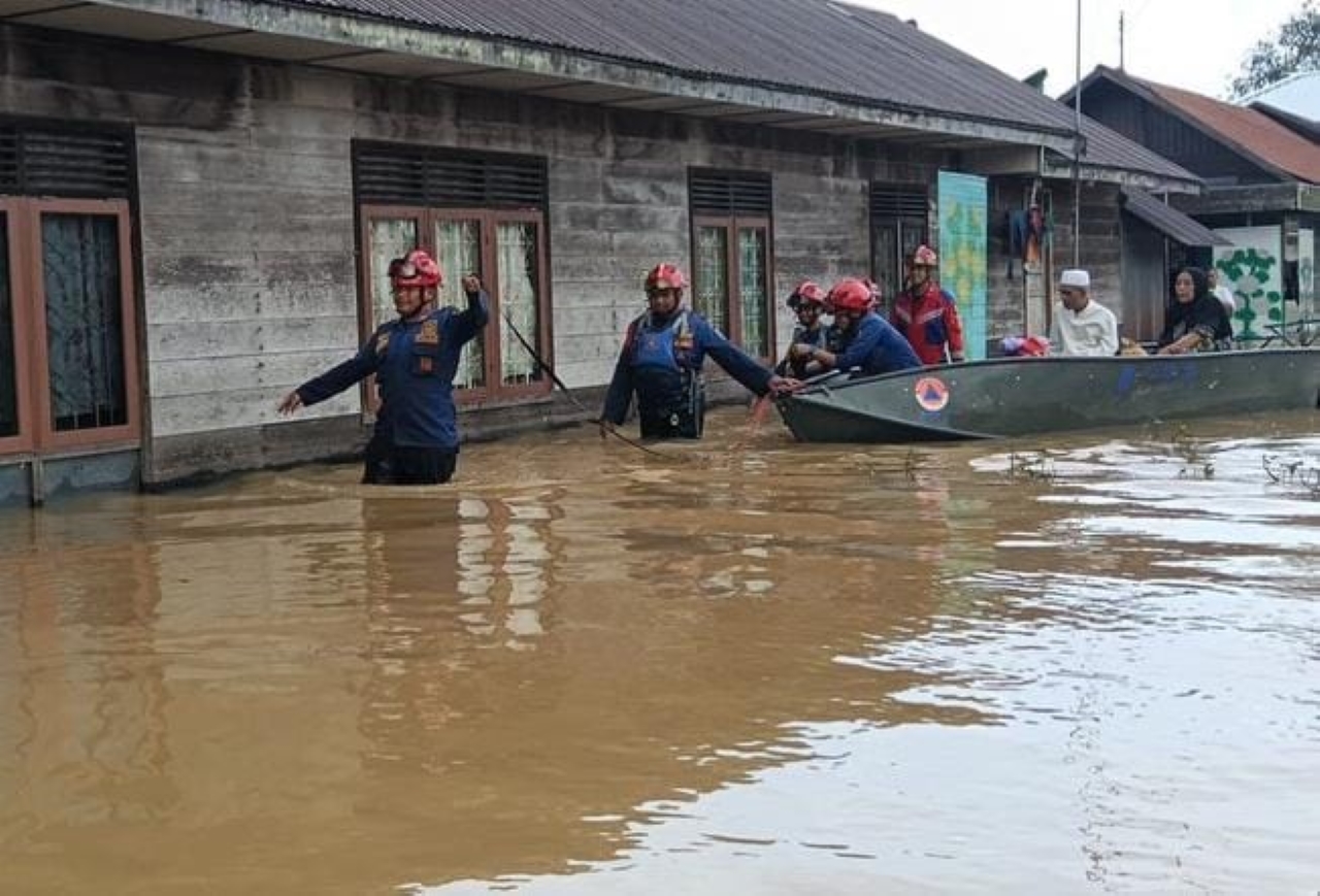 PENYELAMATAN: Petugas DPKP Banjar Kabupaten Banjar mengevakuasi lansia yang terjebak banjir di Desa Dalam Pagar Ilir, Kecamatan Martapura Timur, Selasa (30/12).