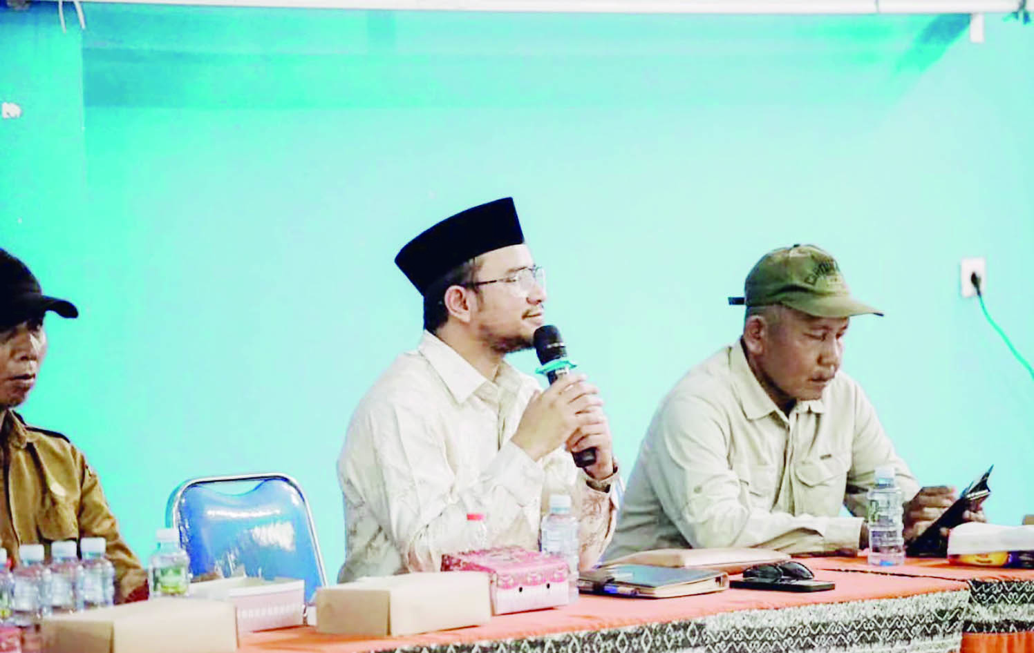 BICARA: Wakil Ketua DPRD Kabupaten Tanah Bumbu Sya&rsquo;bani Rasul saat bertemu sejumlah warga Kecamatan Satui, Kabupaten Tanah Bumbu.