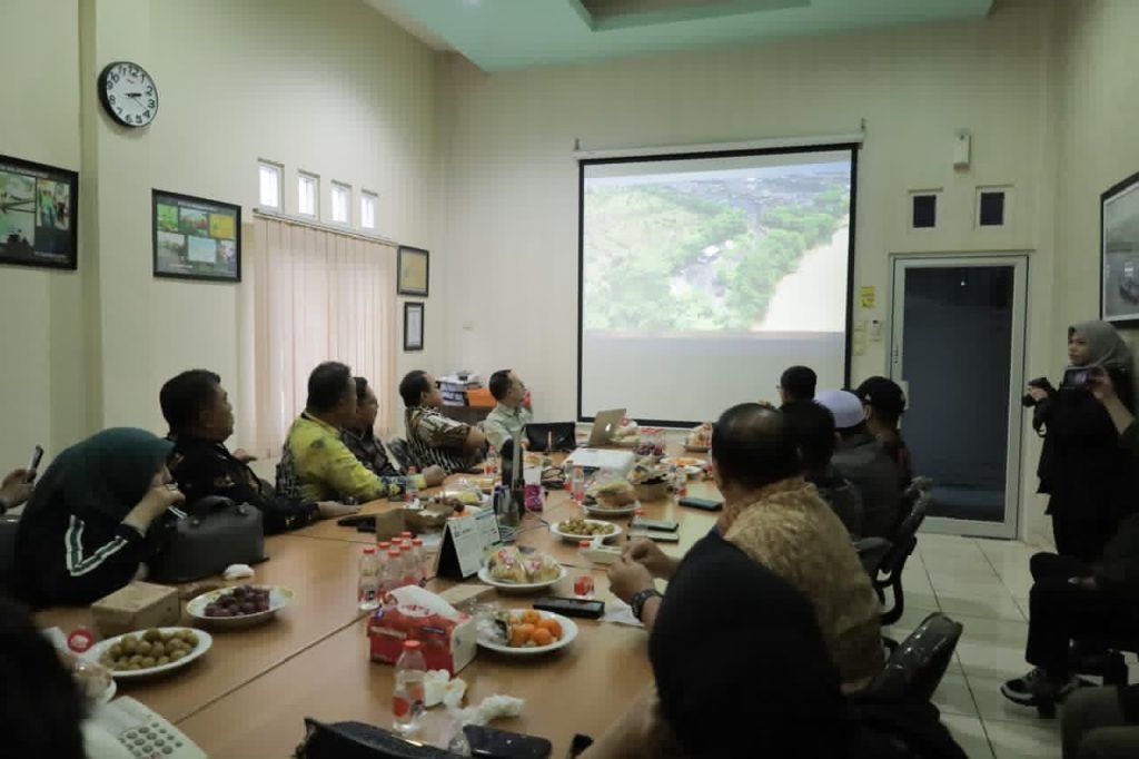 MENDATANGI: Komisi III DPRD Kalsel saat mendatangi PT Talenta Bumi Port di Kabupaten Barito Kuala, Selasa (30/12/2025).