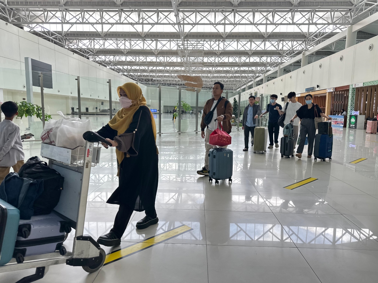 POSITIF: Suasana penumpang di Bandara Internasional Syamsuddin Noor. Tahun 2025 aktivitas penerbangan menunjukkan tren positif.