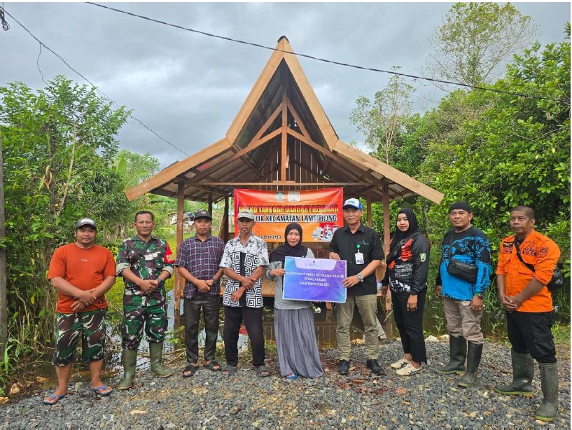 PEDULI:Bantuan dari Bank Kalsel untuk masyarakat terdampak Banjir di Balangan dan Banjar.